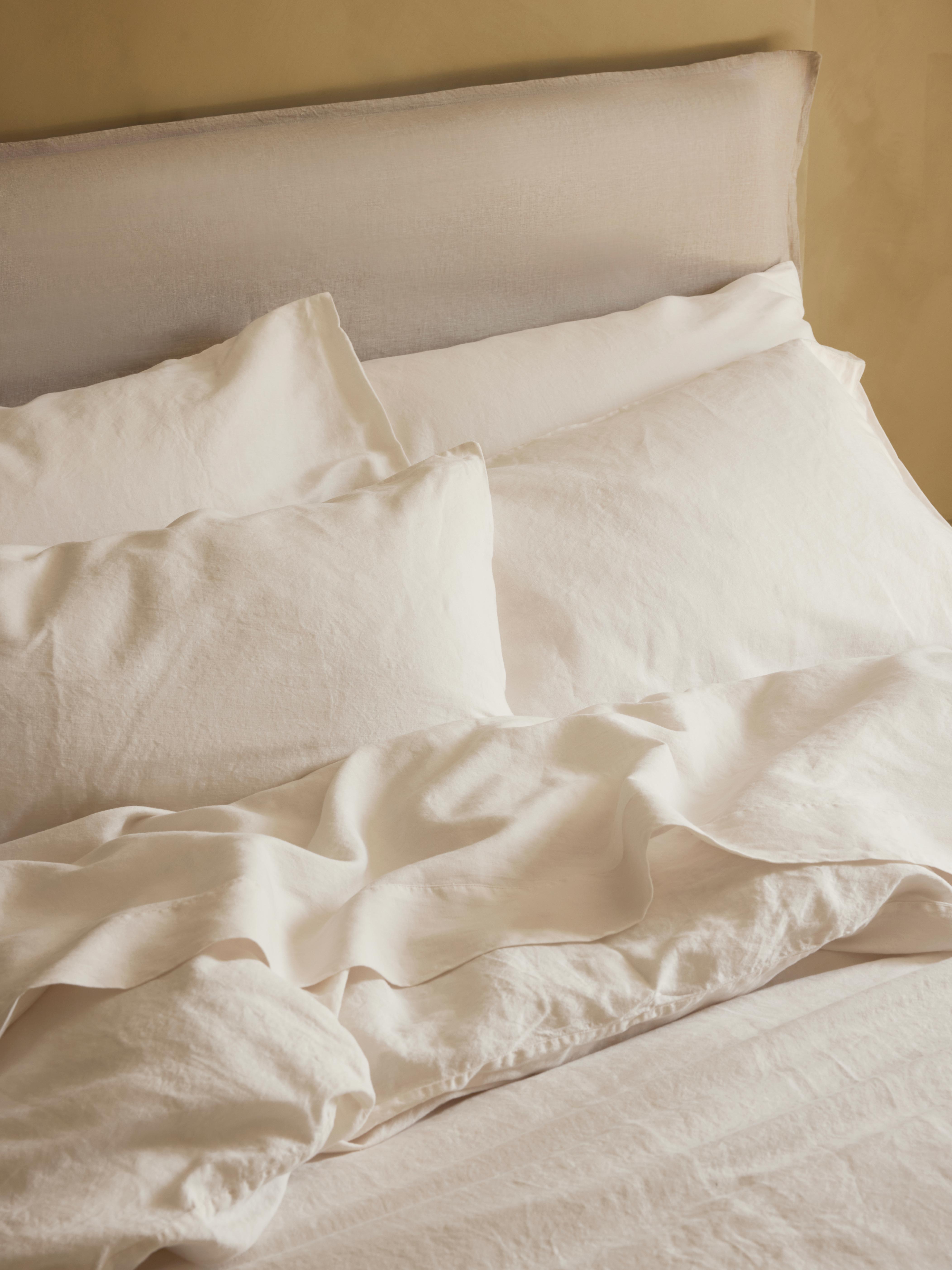 TobyMitchell2024_PIGLETINBED_LIENENBLEND_OYSTER_205_copy.jpg