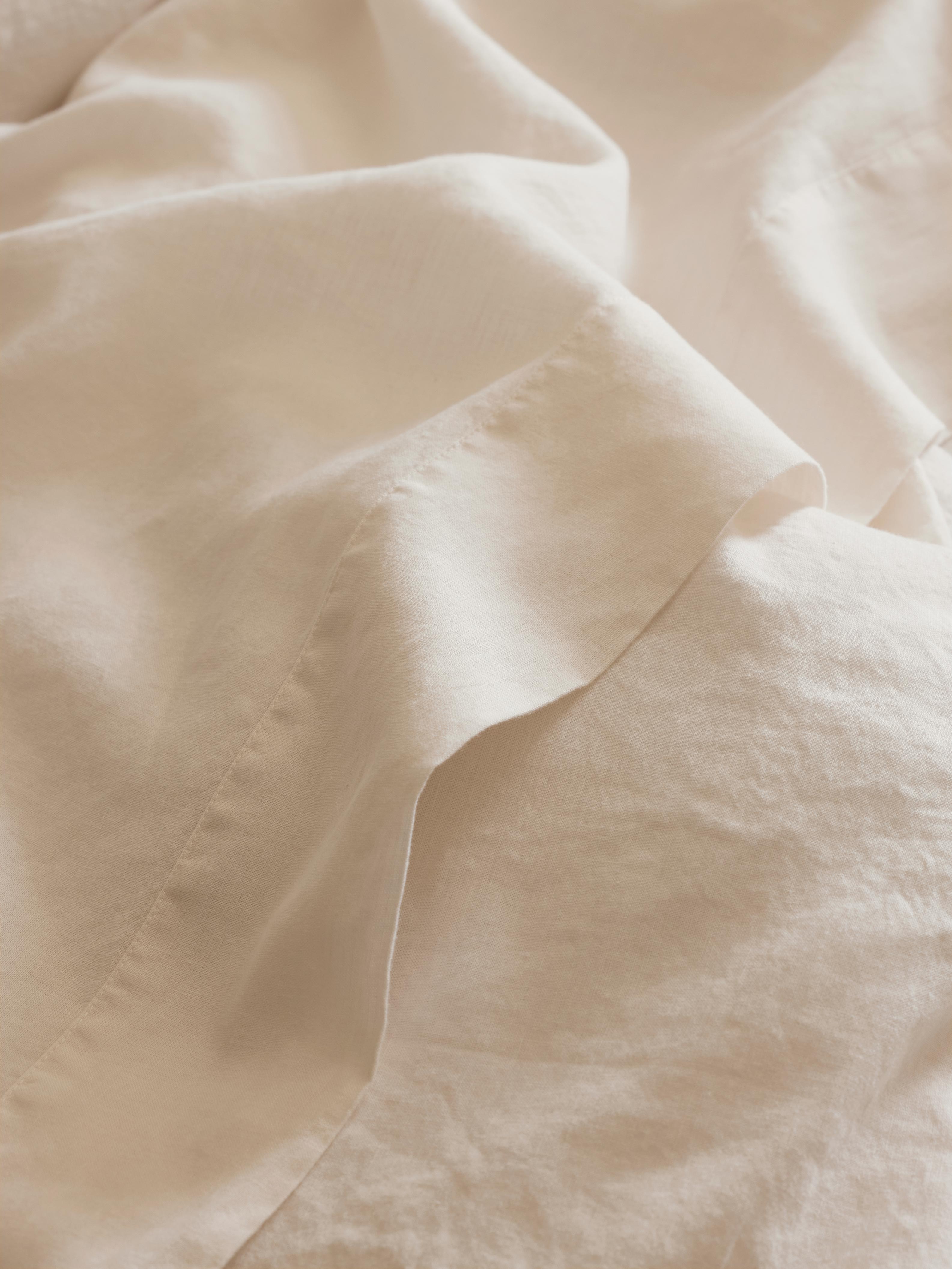 TobyMitchell2024_PIGLETINBED_LIENENBLEND_OYSTER_211_copy.jpg